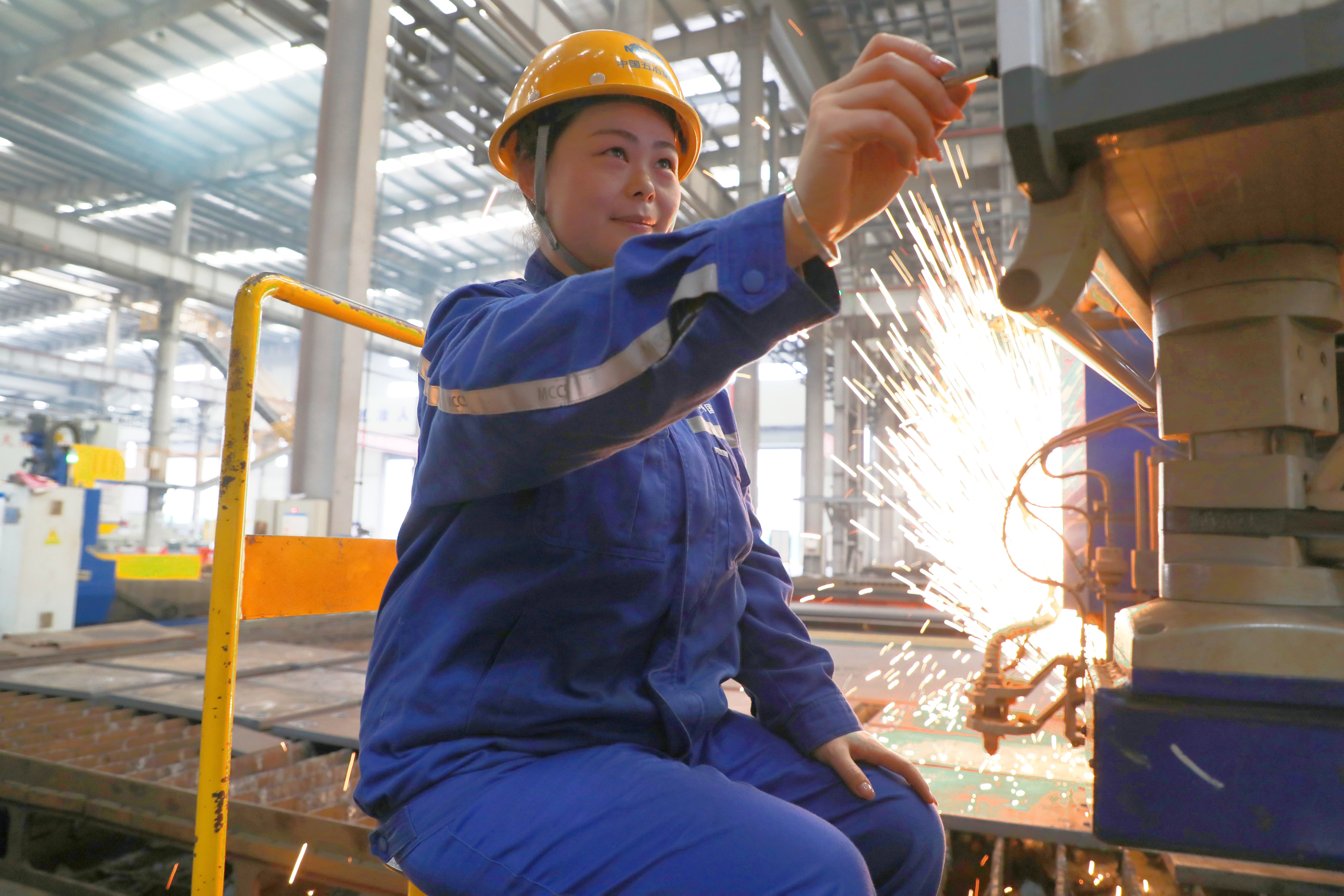 6.劉霞,中冶西部鋼構(gòu)二車間數(shù)控操作工。.JPG undefined